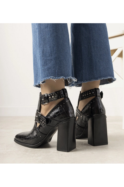 Mustad ažuursed kontsaga poolsaapad...