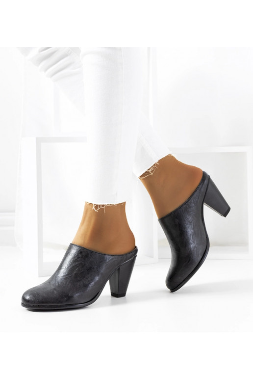 Musta Plotkini kontsaga muulad