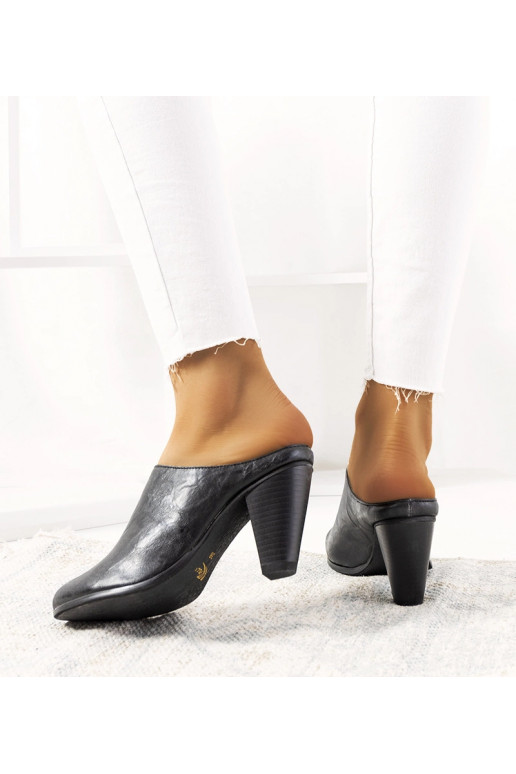 Musta Plotkini kontsaga muulad