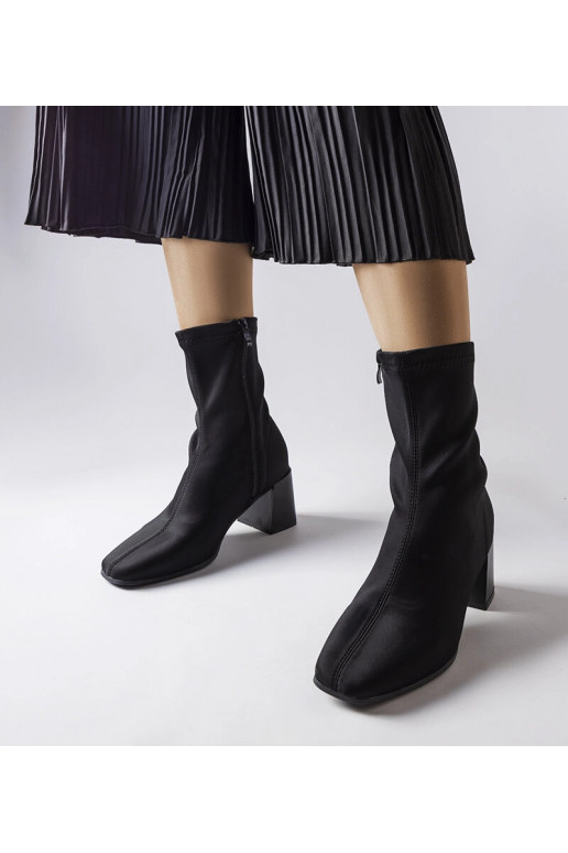 Laforgeni mustad satiinist poolsaapad...