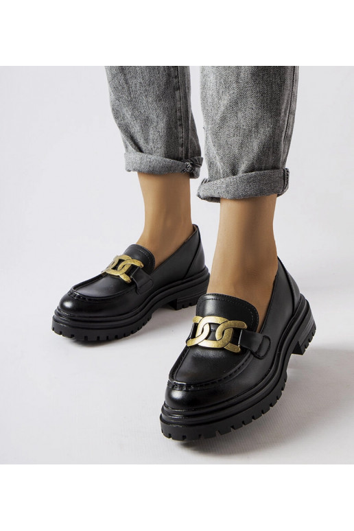 Mustad pätsid, mis on kaunistatud...