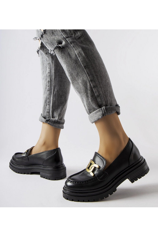 Mustad pätsid, mis on kaunistatud...