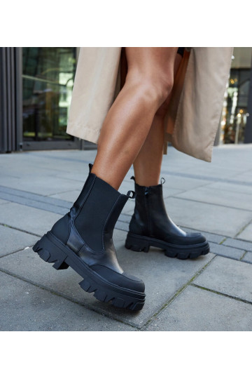 Mustad poolsaapad nähtava...