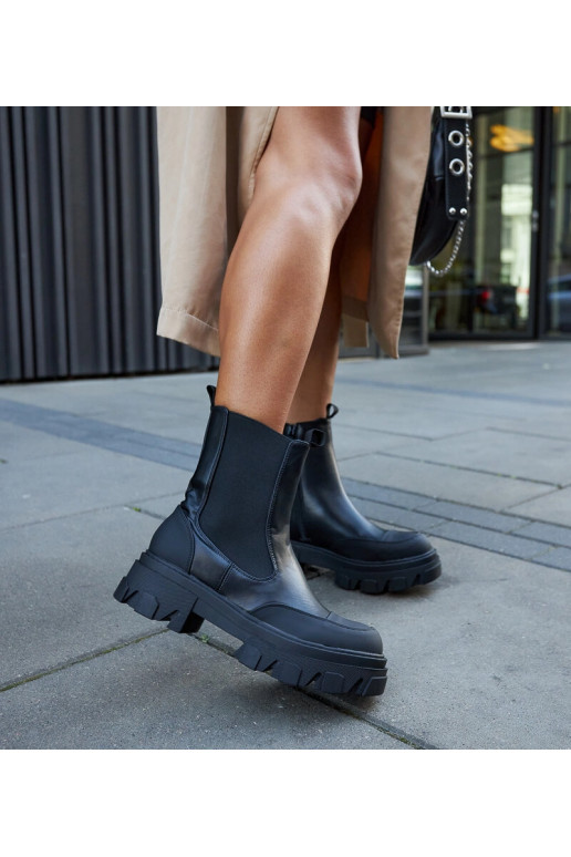 Mustad poolsaapad nähtava turvisega...