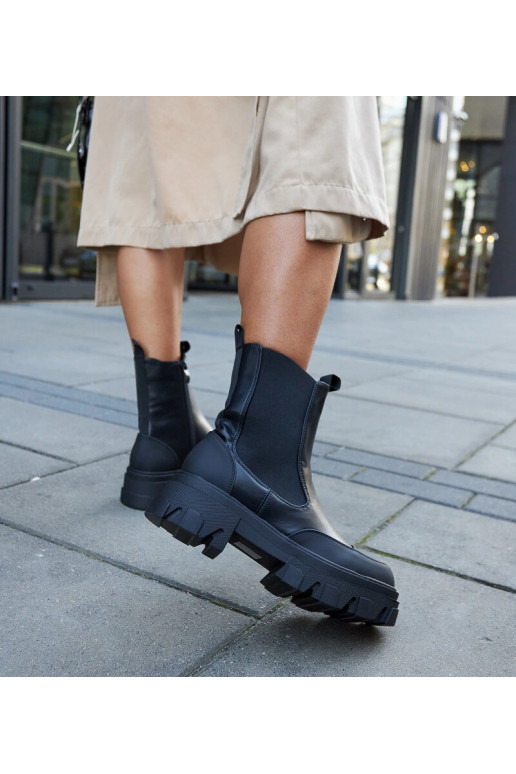 Mustad poolsaapad nähtava turvisega...