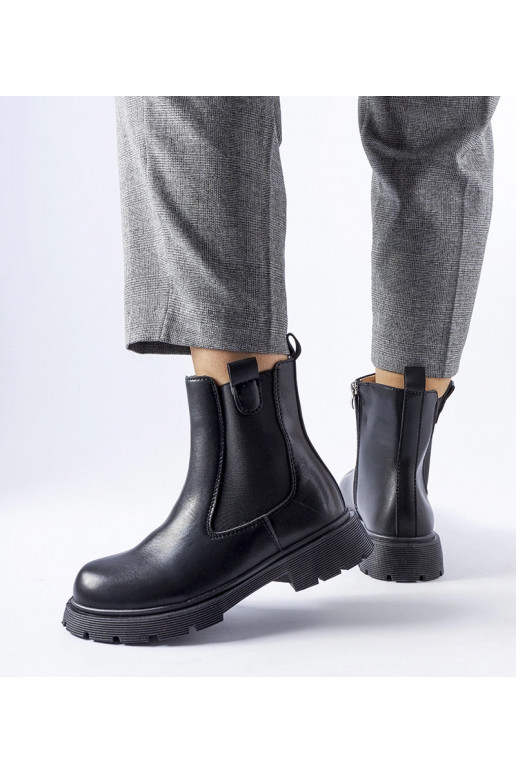 Mustad klassikalised poolsaapad Giacinta