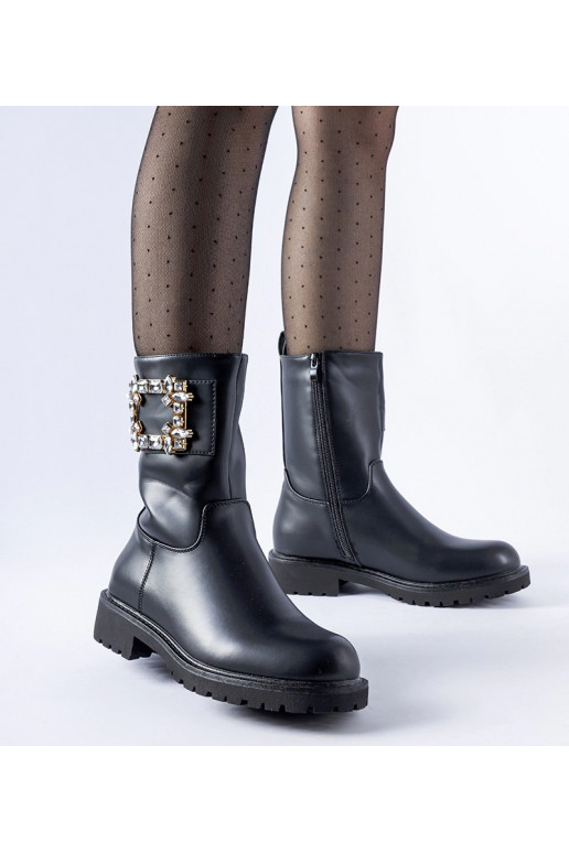 Mustad poolsaapad kaunistatud...