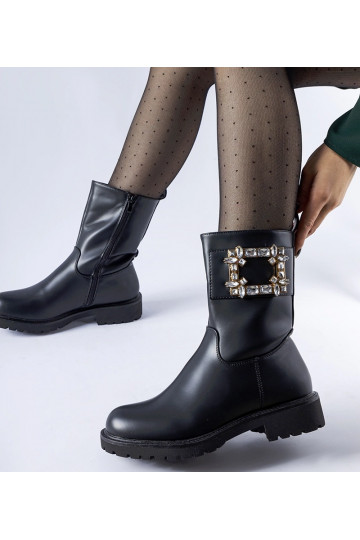 Mustad poolsaapad... 2