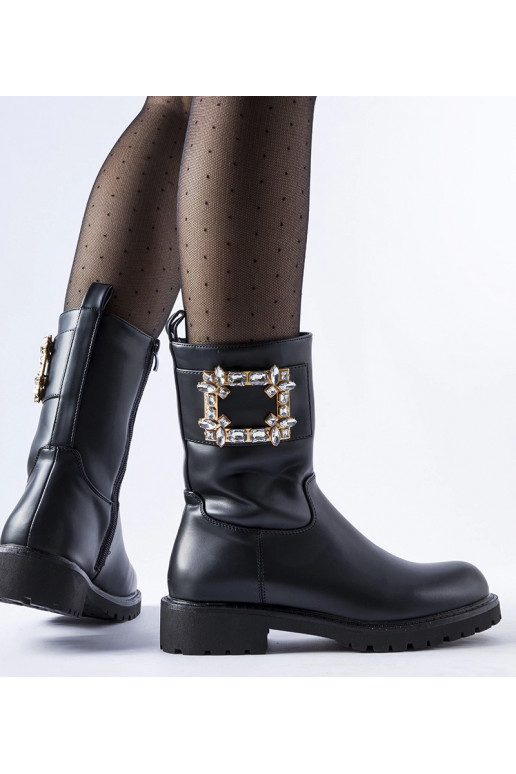 Mustad poolsaapad kaunistatud...