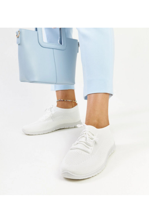 Zahira valgest kangast tossud