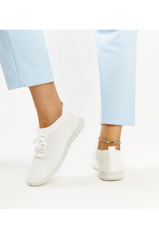 Zahira valgest kangast tossud