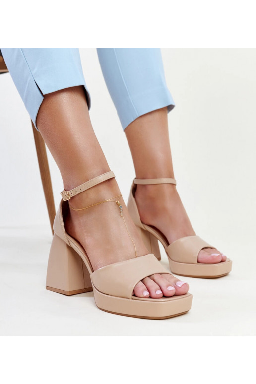 Vesna tumebeežid kõrge kontsaga...