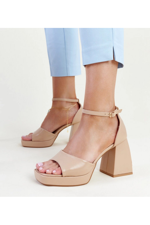 Vesna tumebeežid kõrge kontsaga...