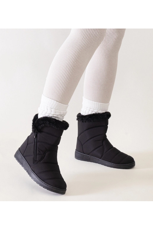 Mustad lumesaapad kaunistatud...