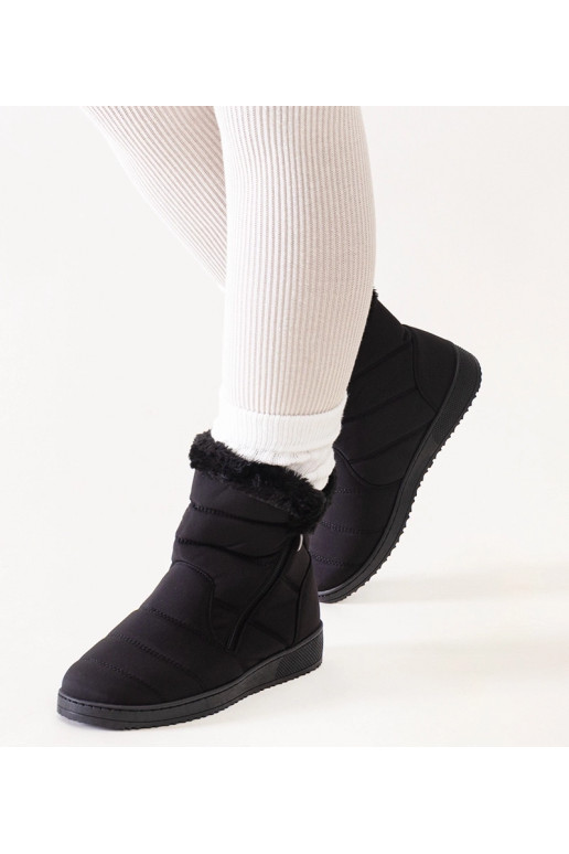 Mustad lumesaapad kaunistatud...