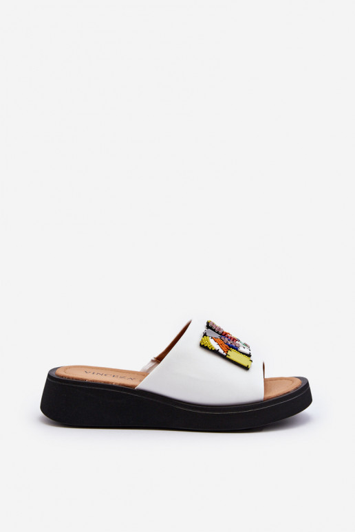 Plätud naturaalsest nahast Pealiste omad kaunistustega valget värvi Asames