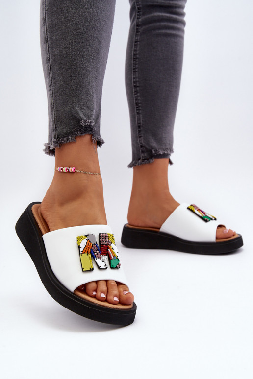 Plätud naturaalsest nahast Pealiste omad kaunistustega valget värvi Asames