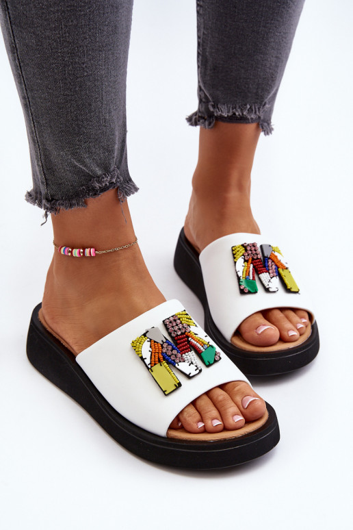 Plätud naturaalsest nahast Pealiste omad kaunistustega valget värvi Asames