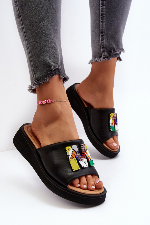 Plätud naturaalsest nahast Pealiste omad kaunistustega msuud Asames Plätud naturaalsest nahast Pealiste omad kaunistustega msuud Asames