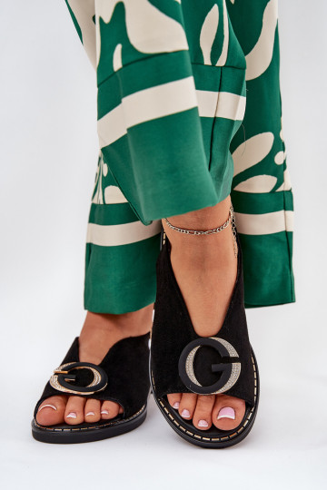 Sellel ondalad sandaalid kaunistustega msuud Haliones 2