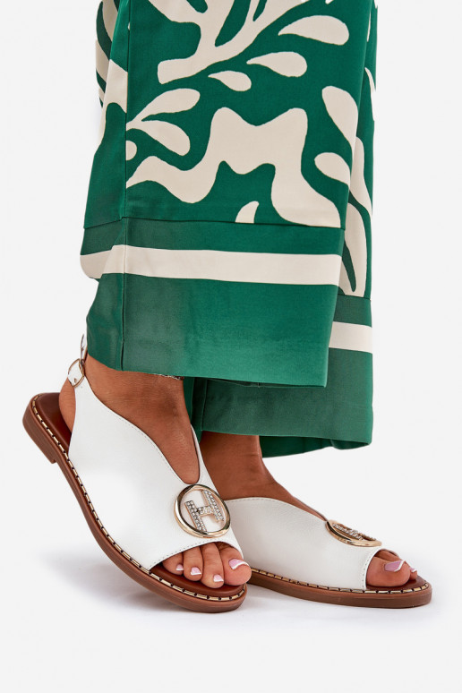 sileda tallaga Elegantsed sandaalid kaunistustega valget värvi Iseliria sileda tallaga Elegantsed sandaalid kaunistustega valget värvi Iseliria