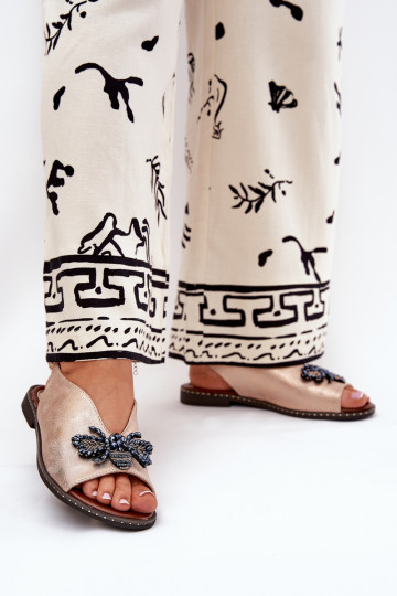 Läikivad Pealistesandaalid kaunistustega sileda tallaga Kuldset värvi Russona