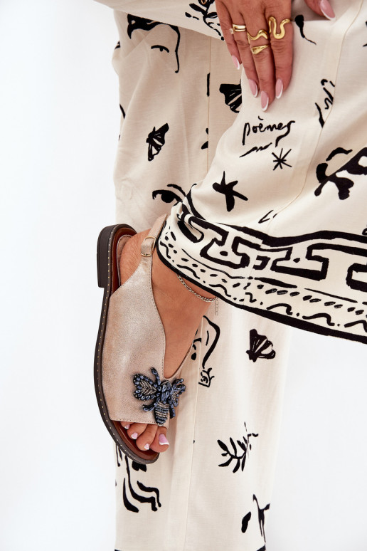 Läikivad Pealistesandaalid kaunistustega sileda tallaga Kuldset värvi Russona Läikivad Pealistesandaalid kaunistustega sileda tallaga Kuldset värvi Russona