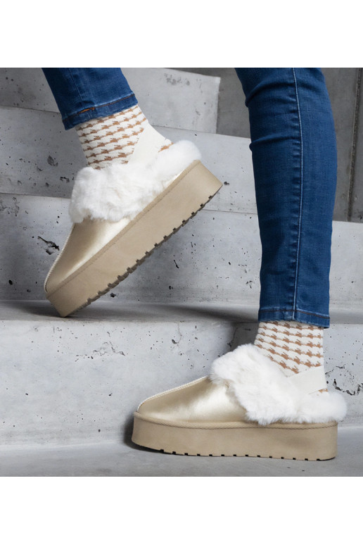 Kuldse platvormiga sussid karusnahaga... Kuldse platvormiga sussid karusnahaga...