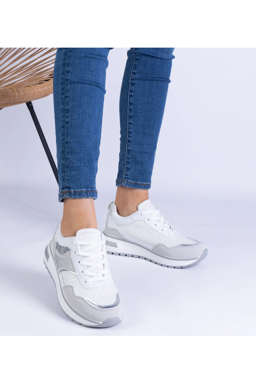 Valged sneakerid, kaunistatud...