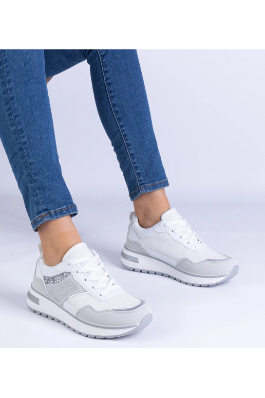 Valged sneakerid, kaunistatud...