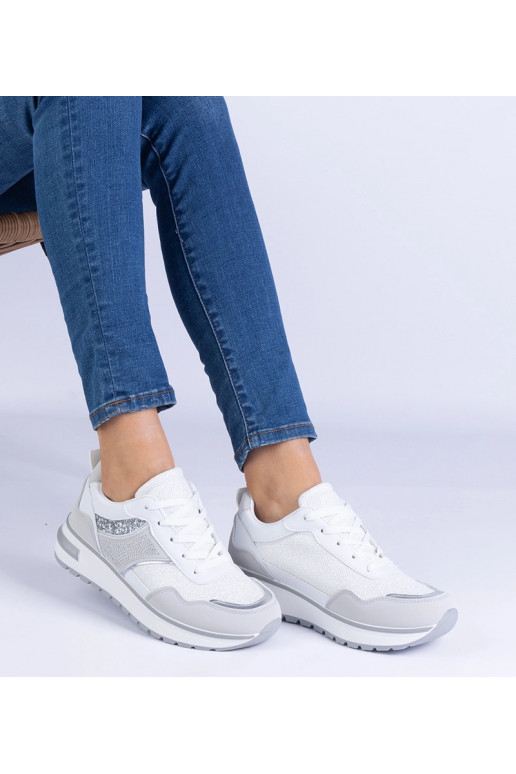 Valged sneakerid, kaunistatud...