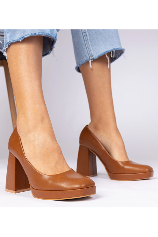 Pruunid kontsad ruudukujulise ninaga...