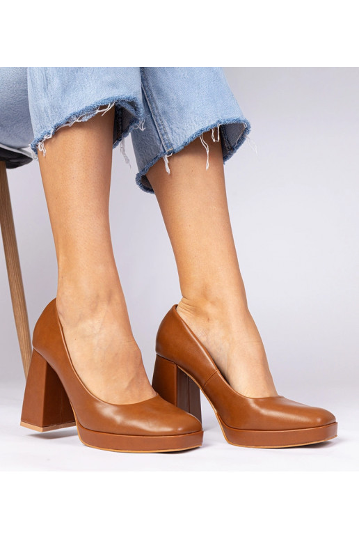 Pruunid kontsad ruudukujulise ninaga...