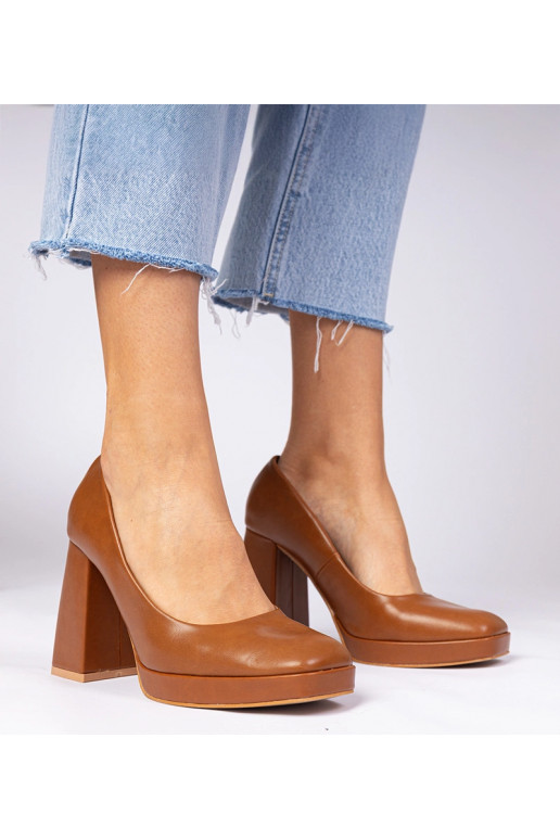 Pruunid kontsad ruudukujulise ninaga...