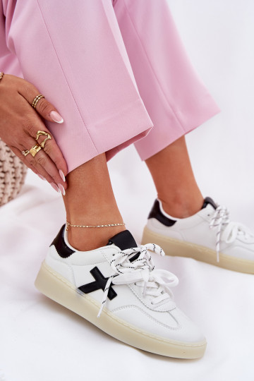 Sellel ondal spordijalatsid Pealiste omad valget värvi Zelevelis