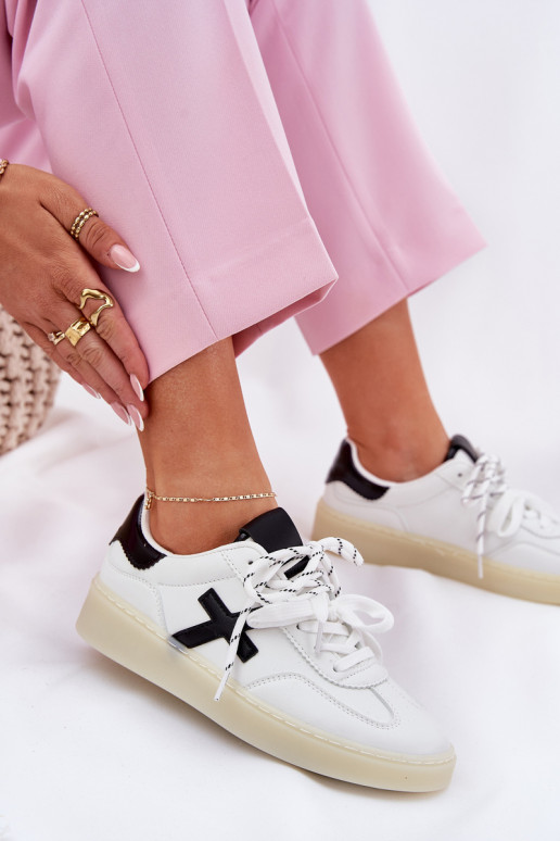 Sellel ondal spordijalatsid Pealiste omad valget värvi Zelevelis