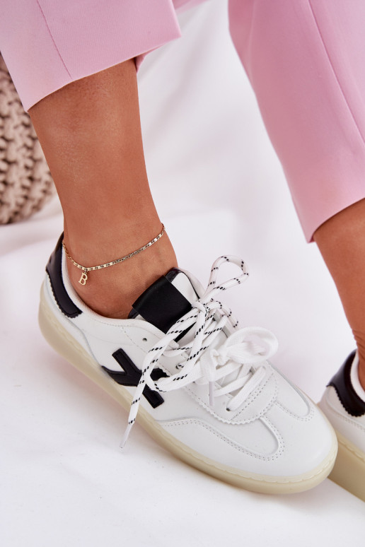 Sellel ondal spordijalatsid Pealiste omad valget värvi Zelevelis