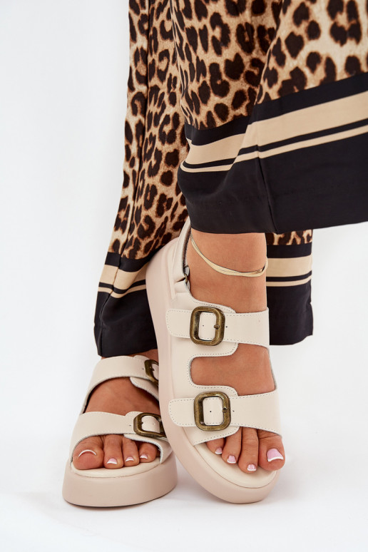 Pealistesandaalid platvormiga I Koturnie neetide ja pandlaga beeži värvi Genorre