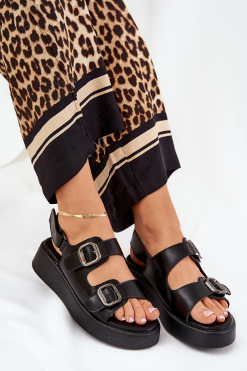 Pealistesandaalid platvormiga I Koturnie neetide ja pandlaga msuud Genorre