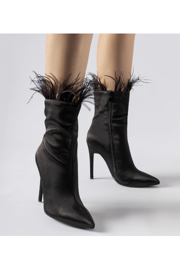 Mustad saapad sulgedega...